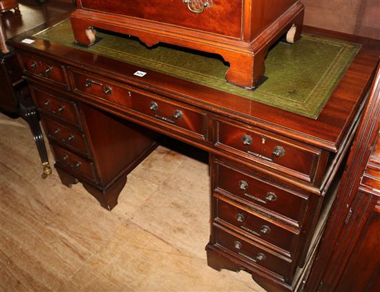 Reproduction mahogany desk(-)